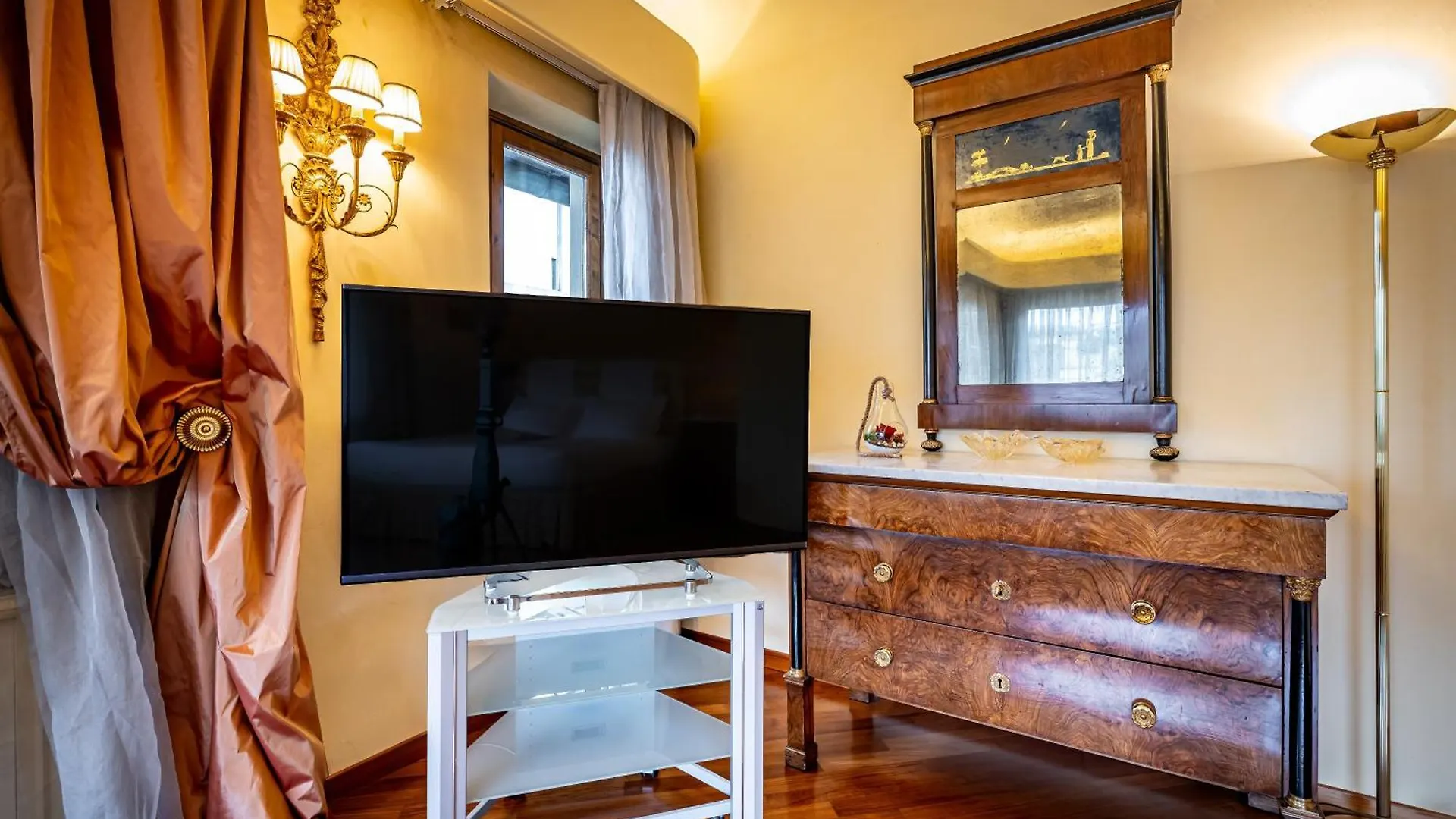 Yd Penthouse Breathtaking Views Over Ponte Vecchio Florence 0*,  Italy